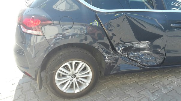 В центре Екатеринбурга ВАЗовская «девятка» и Citroen не поделили дорогу. ФОТО - Фото 4