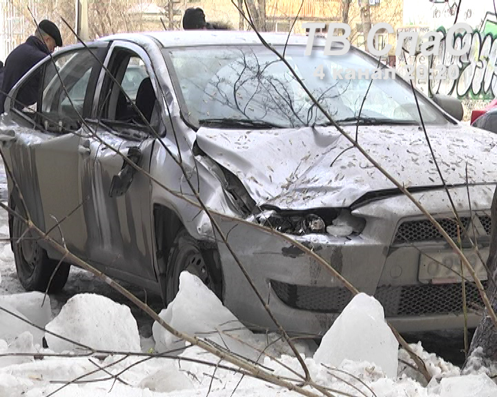 На улице Короленко с крыши пятиэтажки на автомобиль упала глыба льда - Фото 4