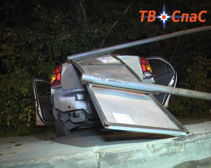 В Екатеринбурге пьяный водитель иномарки снес дорожный знак и въехал дерево - Фото 2