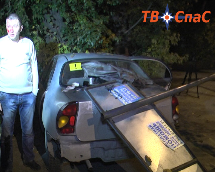 В Екатеринбурге пьяный водитель иномарки снес дорожный знак и въехал дерево - Фото 4