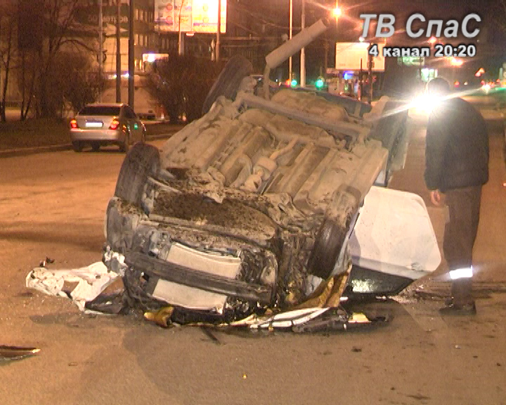 В Екатеринбурге пьяный водитель без прав, убегая от сотрудников ГИБДД, попал в ДТП  - Фото 2