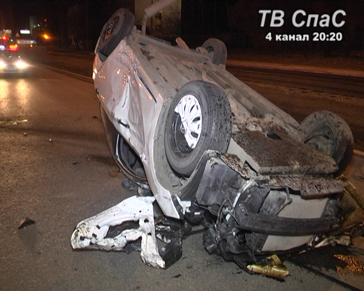 В Екатеринбурге пьяный водитель без прав, убегая от сотрудников ГИБДД, попал в ДТП  - Фото 4