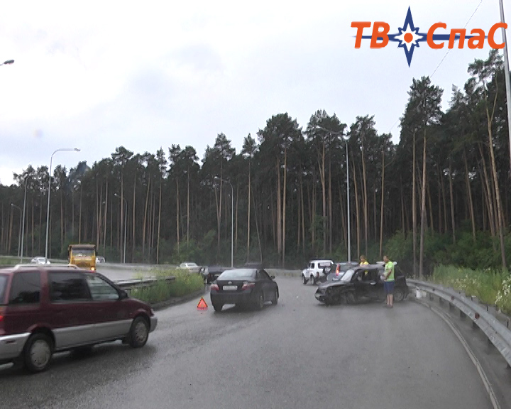 На развязке Московская—Объездная водитель легковушки, не разобравшись в новой схеме движения, вылетел на встречку - Фото 2