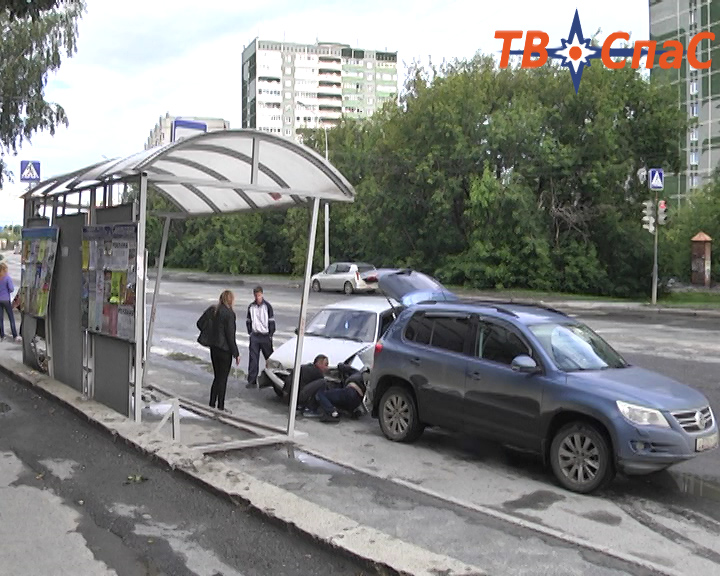 В Екатеринбурге автоледи, не успев затормозить на перекрестке, протаранила остановку - Фото 2
