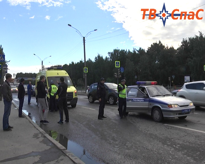В Екатеринбурге у ГКБ №6 из-за неработающих светофоров в ДТП пострадала девушка - Фото 3