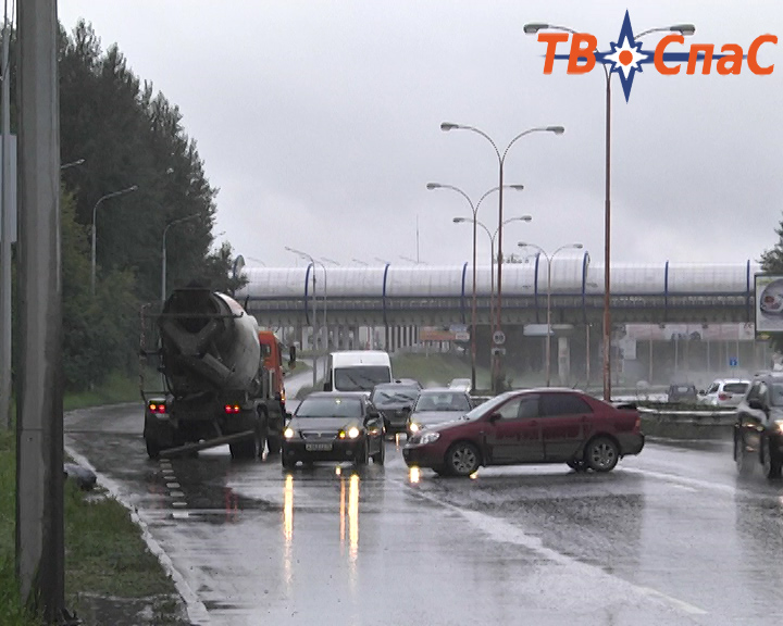 В Екатеринбурге КамАЗ «замесил» испугавшуюся брызг иномарку - Фото 2