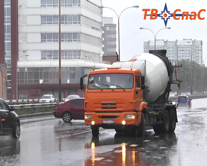 В Екатеринбурге КамАЗ «замесил» испугавшуюся брызг иномарку - Фото 4