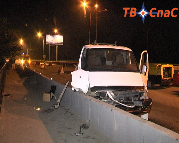 На Объездной пьяный водитель «Газели» врезался в ограждение и попытался пешком уйти с места ДТП - Фото 2