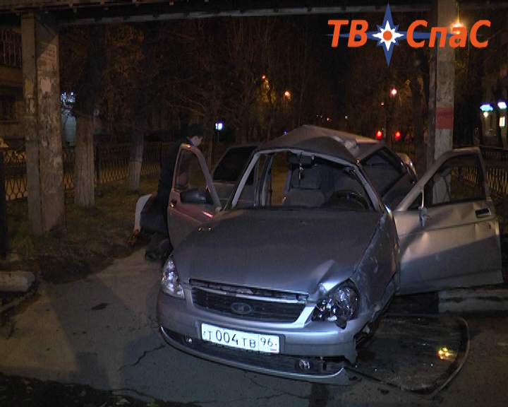 Приора врезалась в заправку