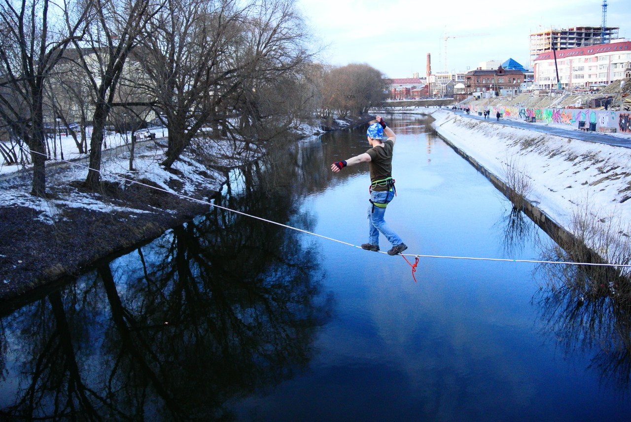 «Когда я встала на стропу, казалось, что на ней невозможно устоять даже пару секунд». На Плотинке учат ходить по канату - Фото 3