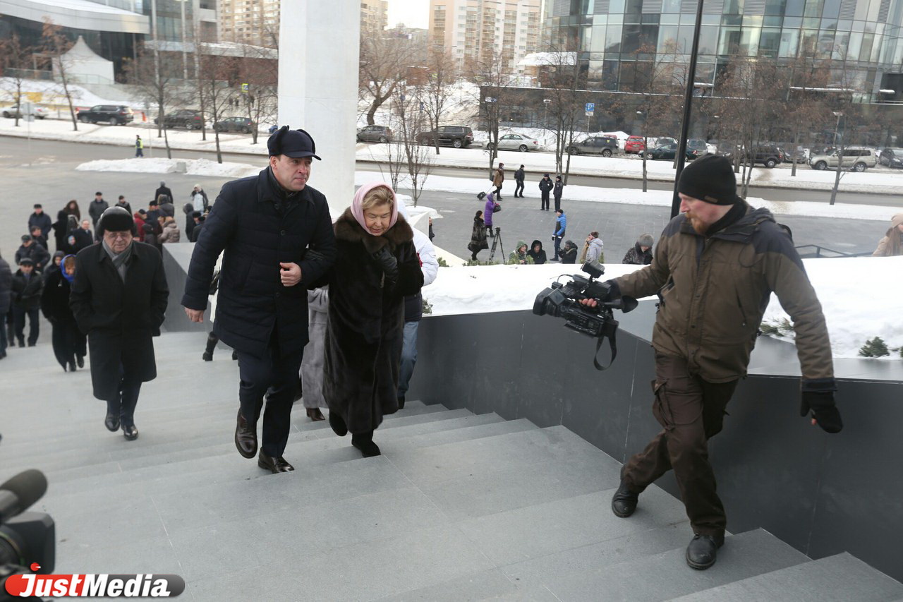 Наина Ельцина возложила цветы к памятнику супруга в честь его 86-летия. ФОТО - Фото 8