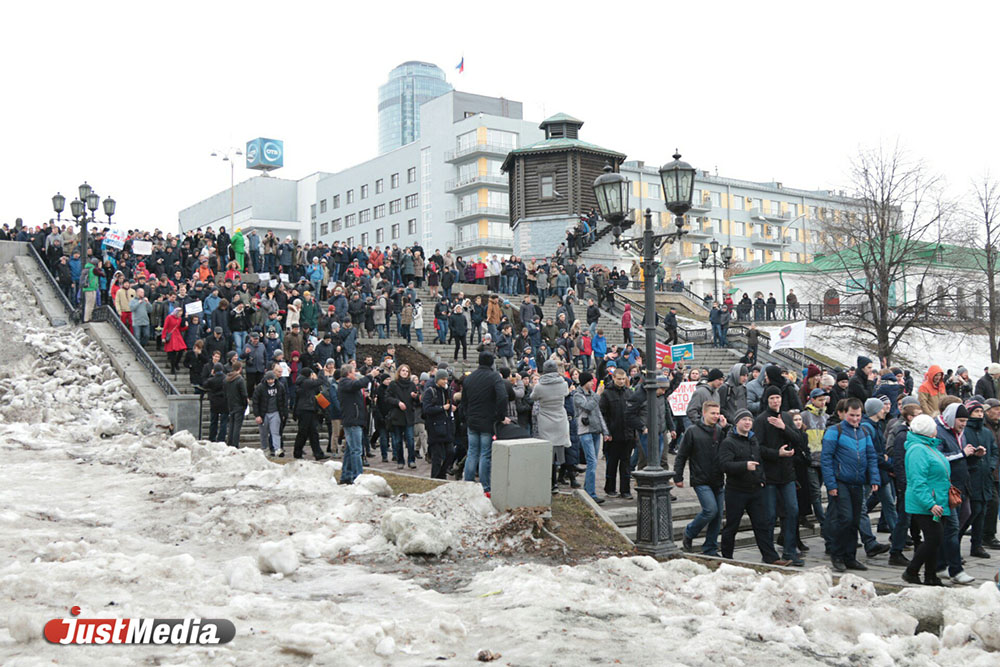 Сторонники Навального вышли на запрещенный митинг в Екатеринбурге. Есть первые задержанные. ФОТО - Фото 3