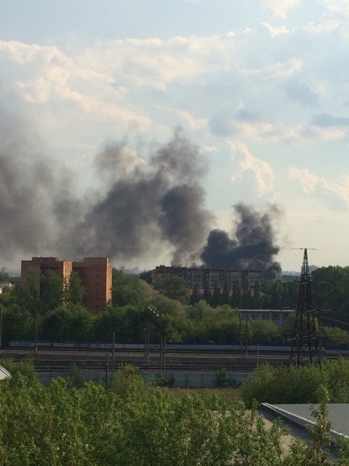 Пожар в переулке Базовом в Екатеринбурге. Черный столб дыма виден всему городу. ФОТО - Фото 4