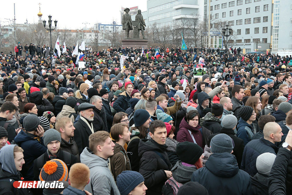 Сторонники Навального вышли на запрещенный митинг в Екатеринбурге. Есть первые задержанные. ФОТО - Фото 6