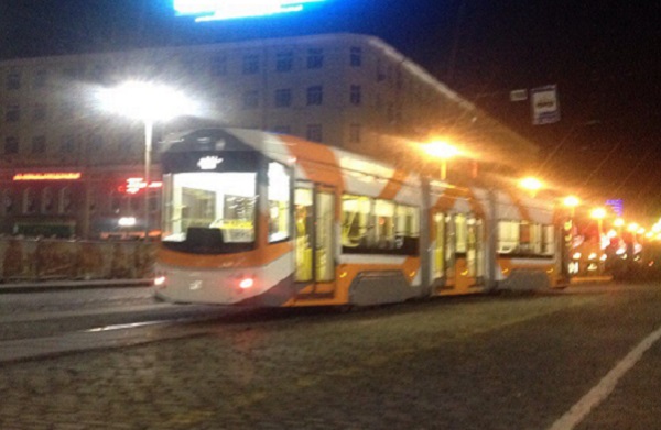 Ночью в Екатеринбурге горожане заметили инновационный трамвай - Фото 2