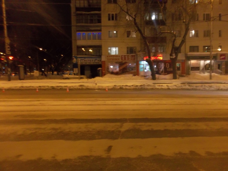 В Екатеринбурге подросток, катаясь на «колбасе» трамвая, угодил под Mercedes - Фото 3