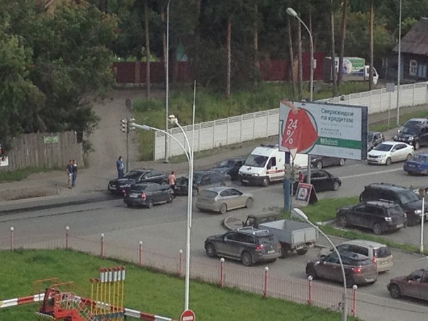 На Московской лоб в лоб столкнулись две легковушки. Возможно, пострадал ребенок  - Фото 2