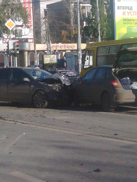 В Екатеринбурге произошло массовое ДТП с участием инкассатороской машины и троллейбуса. Пострадали три человека - Фото 5