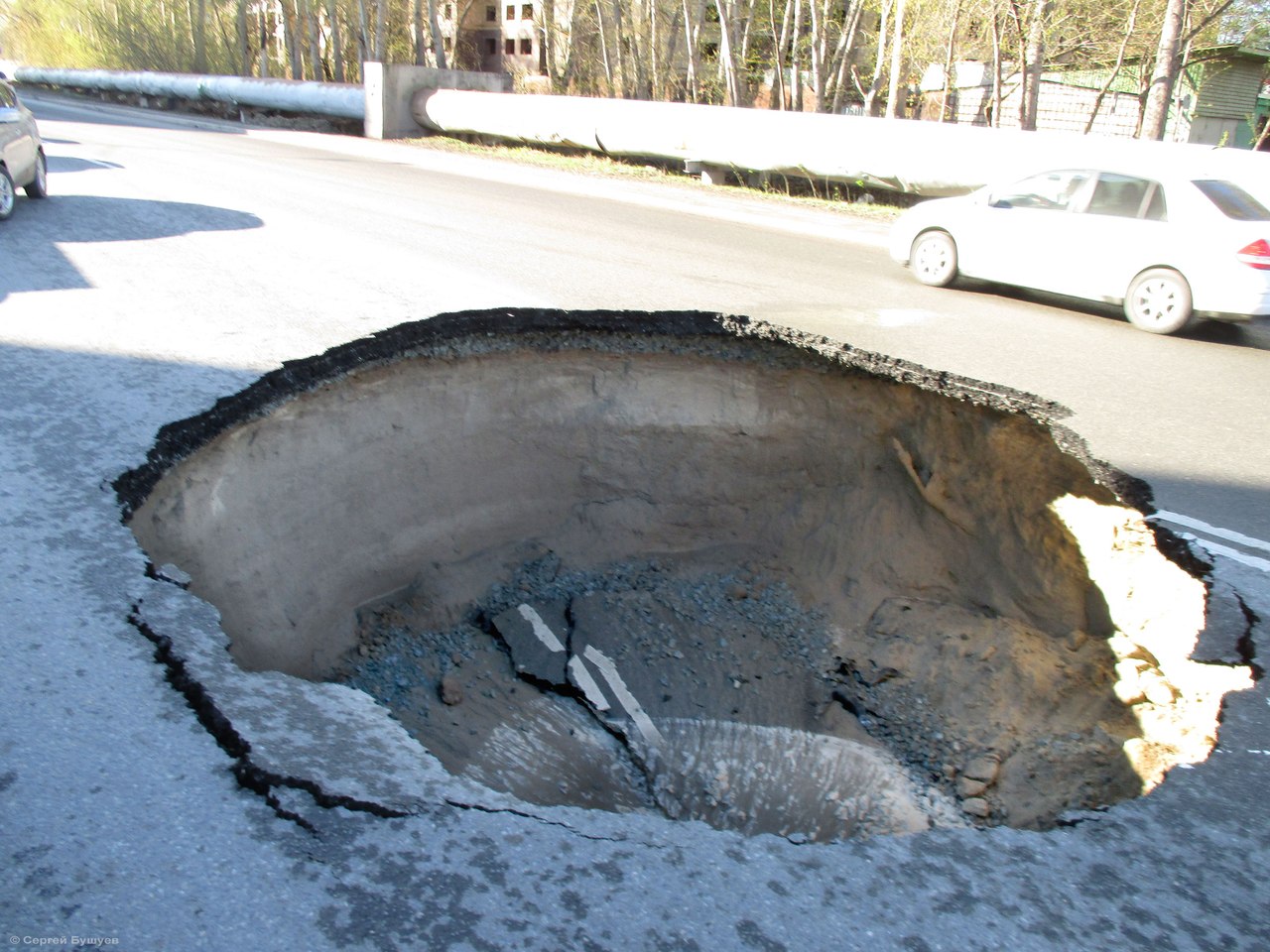 Жесть! На родине Куйвашева на одной из центральных улиц образовалась семиметровая дыра. Только чудом туда никто не провалился. ФОТО - Фото 5