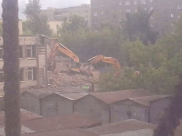 В Екатеринбурге во время сноса двухэтажного здания перевернулся экскаватор - Фото 2