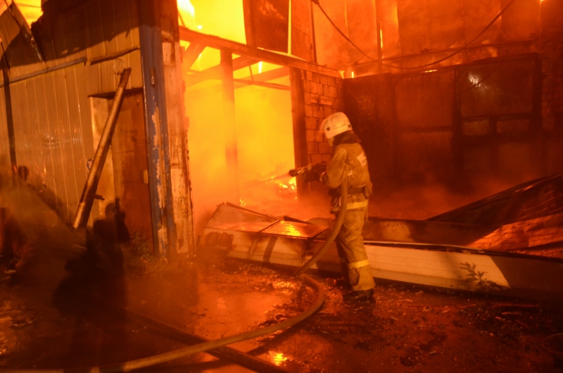 Мебельный цех и склады на Вторчермете тушили 39 пожарных машин - Фото 5