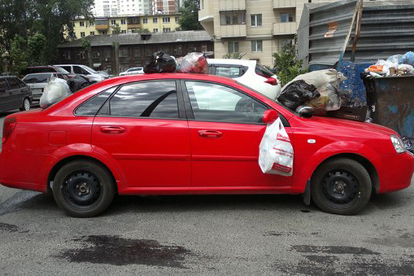 В Екатеринбурге правильно парковаться теперь учат с помощью мусора - Фото 3