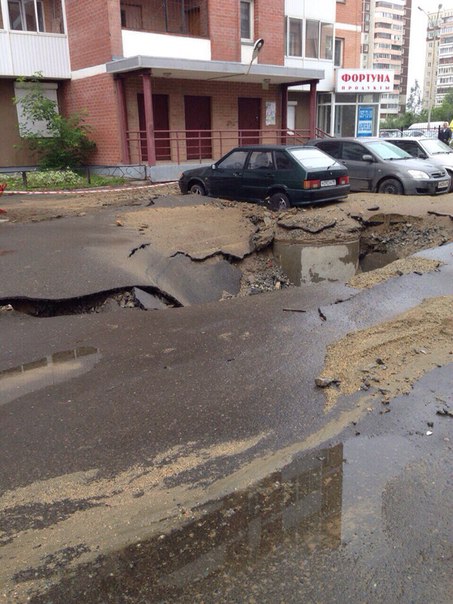 На Репина после потопа на полтора метра вглубь земли провалился асфальт. ФОТО - Фото 4