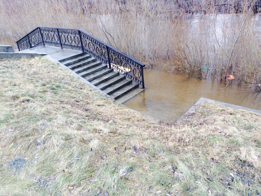 В Екатеринбурге набережная Исети ушла под воду - Фото 3