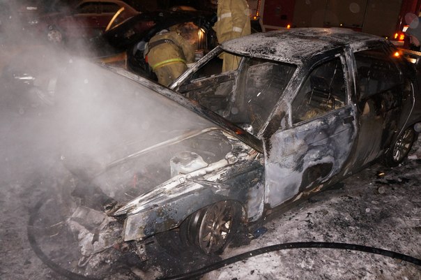 На Эльмаше ночью сгорели две машины. Владелец одного из авто предположил, что это поджог  - Фото 2