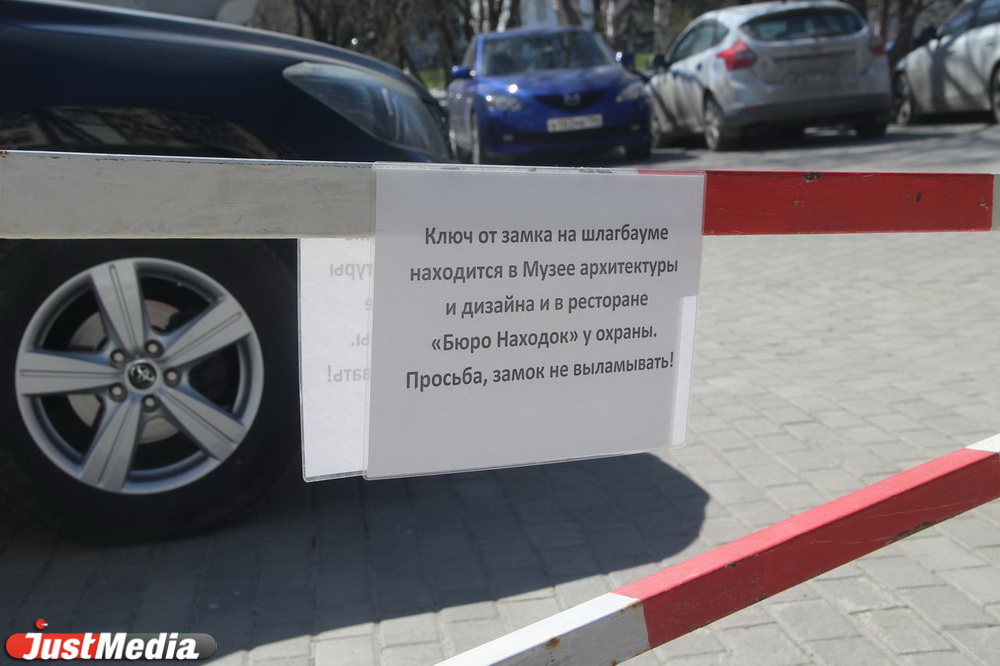Посетители музея архитектуры и дизайна превратили исторический сквер в огромную парковку. ФОТО - Фото 10
