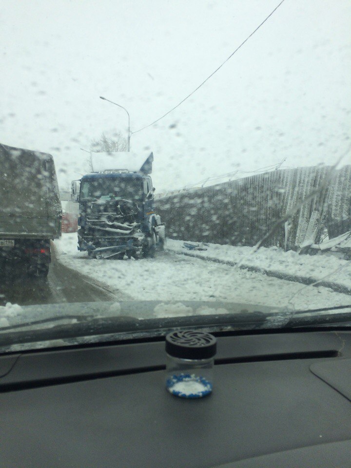 Неожиданный снегопад парализовал движение на дорогах Екатеринбурга. ФОТО - Фото 4