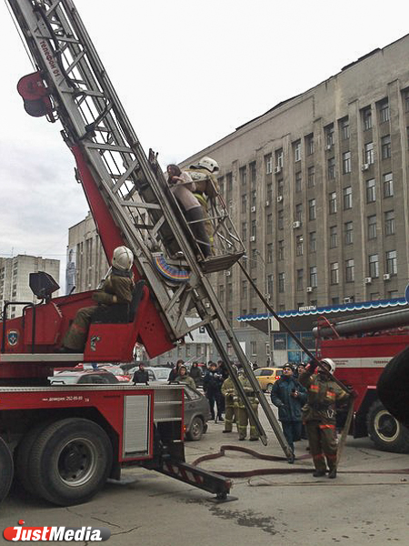 В центре Екатеринбурга горит квартира на 12-м этаже (ФОТО) - Фото 2