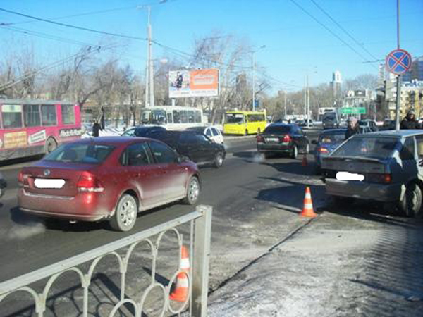 В Екатеринбурге водитель легковушки сбил двух пешеходов, переходивших на зеленый свет - Фото 3