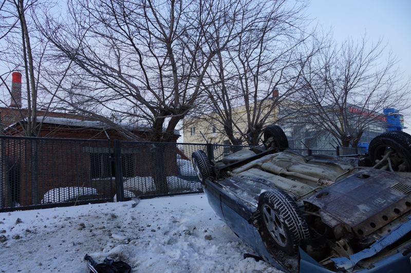 На Сортировке столкнулись две легковушки. Одна из машин легла на крышу - Фото 2