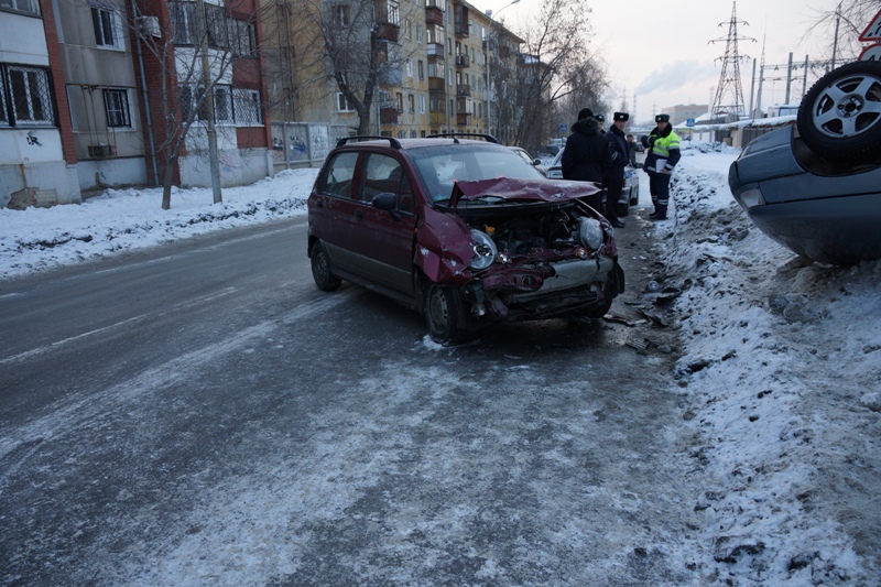 На Сортировке столкнулись две легковушки. Одна из машин легла на крышу - Фото 3
