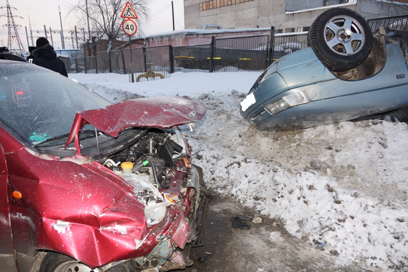 На Сортировке столкнулись две легковушки. Одна из машин легла на крышу - Фото 4