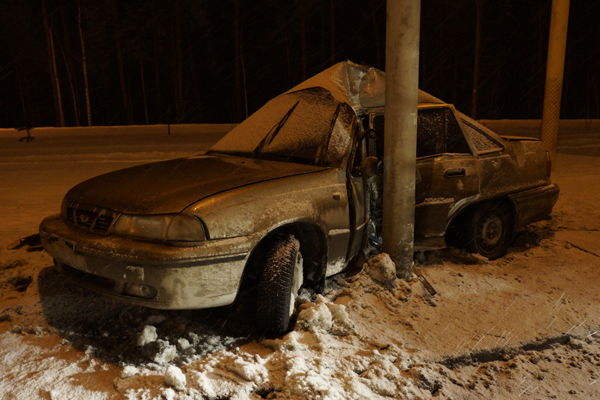 В Екатеринбурге автомобиль врезался в столб. Пострадали водитель и пассажир - Фото 2