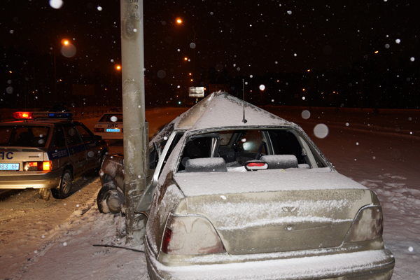 В Екатеринбурге автомобиль врезался в столб. Пострадали водитель и пассажир - Фото 3