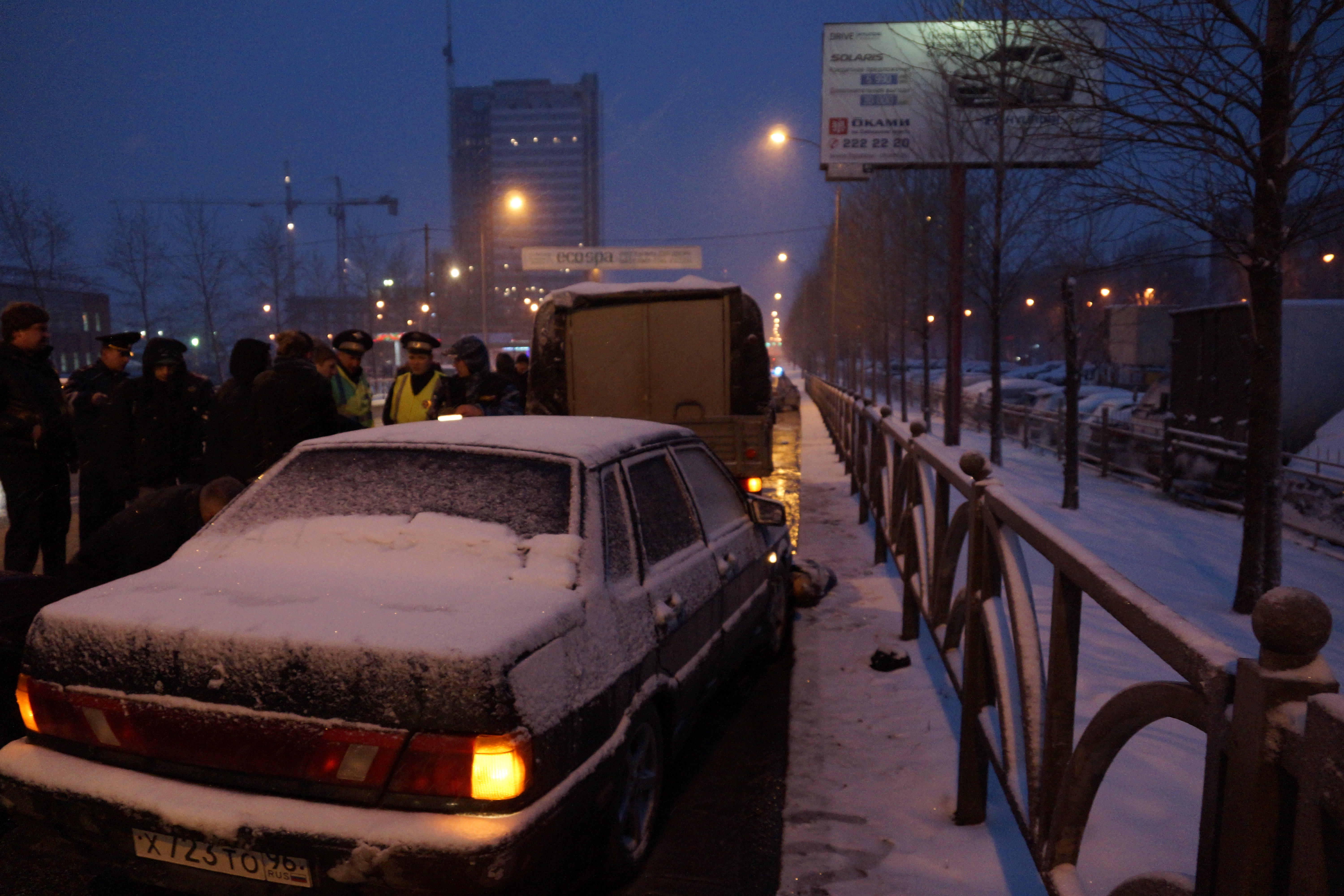На улице Ткачей автомобиль сбил двух мужчин, ремонтировавших свою машину - Фото 2