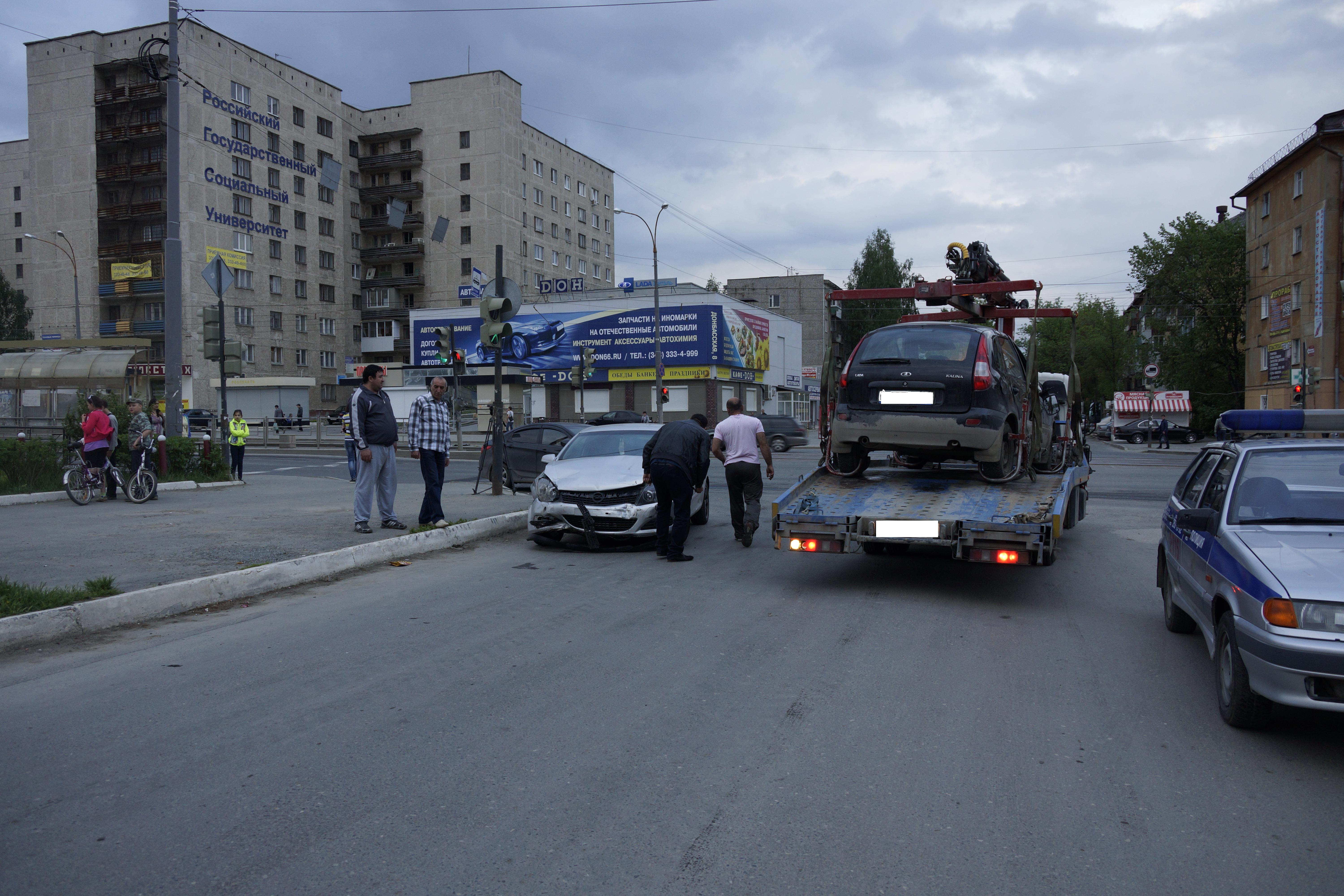 На Уралмаше «Опель» проторанил «Ладу», водитель которой решил поскочить на красный - Фото 2