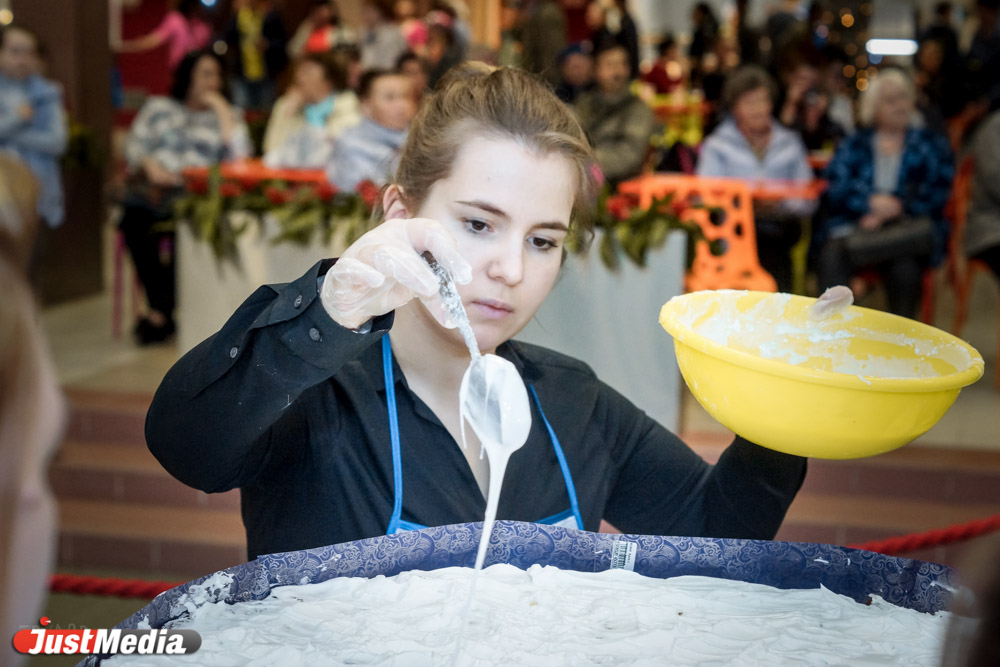 В Екатеринбурге кулинары испекли гигантский кулич - Фото 2