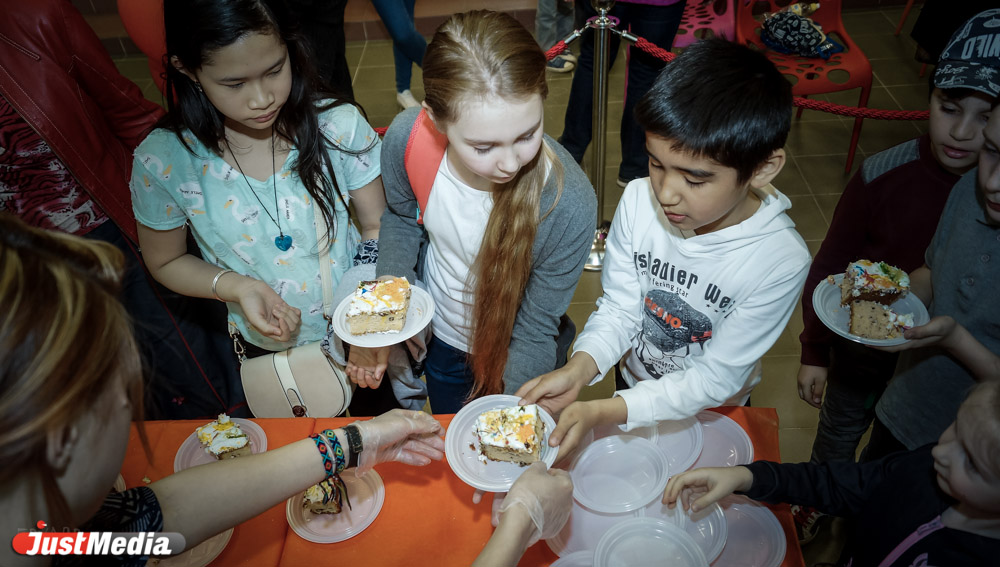 В Екатеринбурге кулинары испекли гигантский кулич - Фото 3