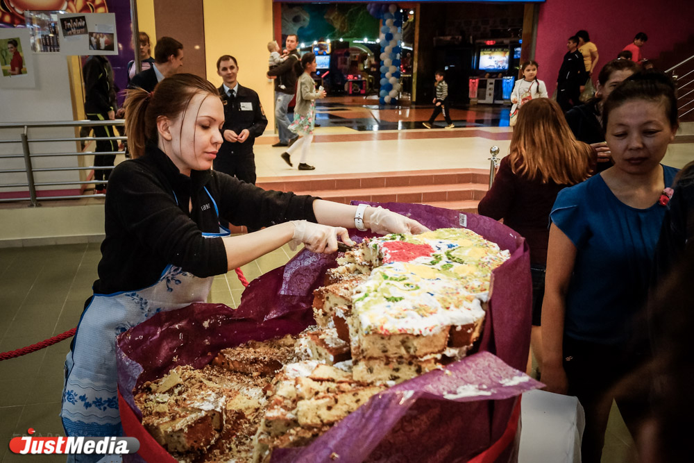 В Екатеринбурге кулинары испекли гигантский кулич - Фото 4