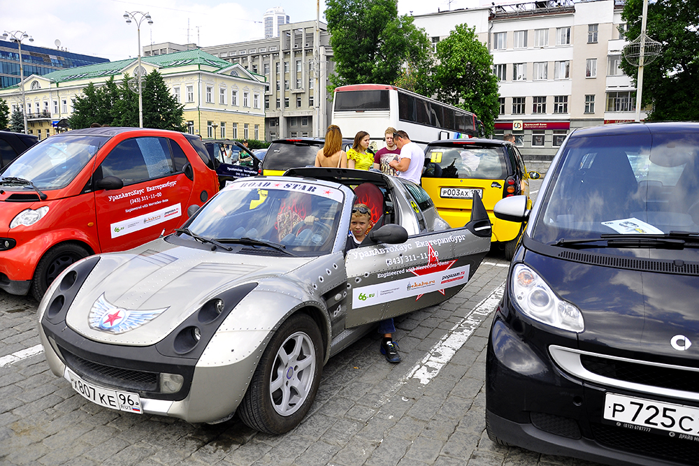 По центру Екатеринбурга проехали самые маленькие в мире автомобили  - Фото 3