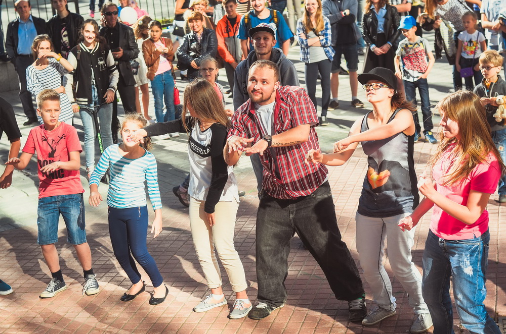 На улице Вайнера прошел «зеленый» музмарафон с арт-объектами из книг - Фото 3