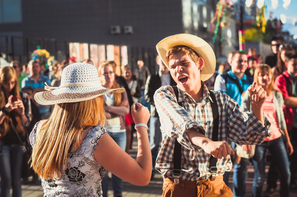 На улице Вайнера прошел «зеленый» музмарафон с арт-объектами из книг - Фото 5