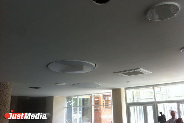 Новый ТЮЗ адаптируют для юных зрителей с помощью кресел-трансформеров и мини-перил. ФОТО - Фото 2