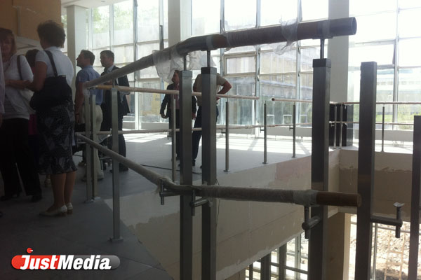 Новый ТЮЗ адаптируют для юных зрителей с помощью кресел-трансформеров и мини-перил. ФОТО - Фото 3