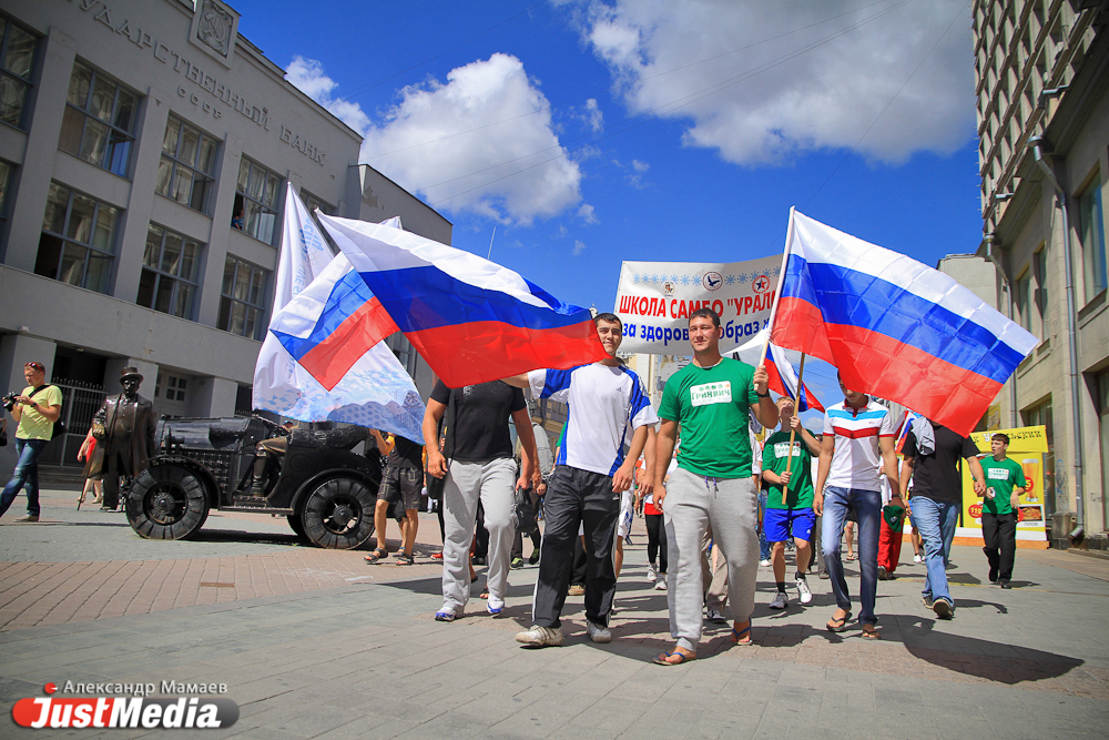 Свердловские болельщики и 35 самых красивых девушек города сделали Олимпийскую зарядку - Фото 2