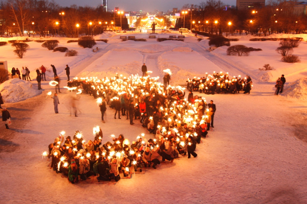 Почти 350 школьников отпраздновали выпускной, став участниками массового флешмоба - Фото 2